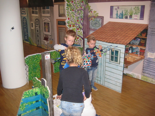 Kinderen vermaken zich uitstekend bij de tentoonstelling van Fiep Westendorp FOTO Gemeentemuseum Helmond