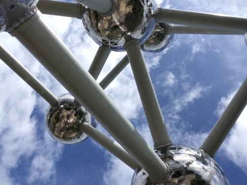 Het Atomium in Brussel krijgt er straks een blikvanger in de stad bij met het nieuwe museum FOTO: José van der Wegen