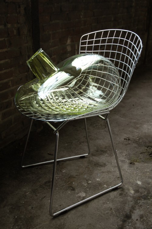 Pieke Bergmans Crystal Virus, 2007 Kristal, gelakt metaal (Bertoia Side Chair, ontwerp Harry Bertoia) Foto Mirjam Bleeke 