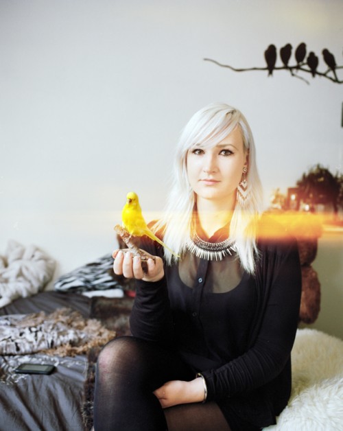 Danielle Frenken met een vogel, een bron van inspiratie voor de kunstenares CREDITS: Anne Beentjes