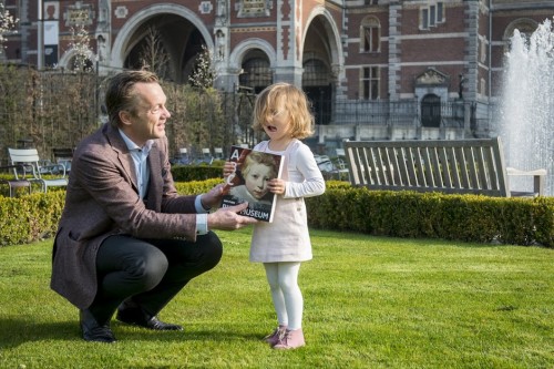 Wim Pijbes overhandigt het eerste exemplaar aan de 3-jarige Vos FOTO: Jan Kees Steenman