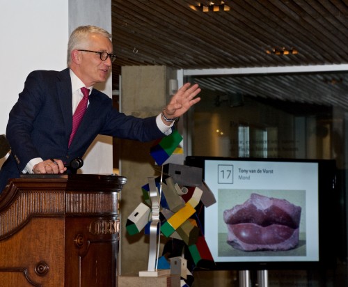 Veilingmeester Arno Verkade tijdens de bruikleenveiling in museum Beelden aan Zee CREDITS: Beelden aan Zee