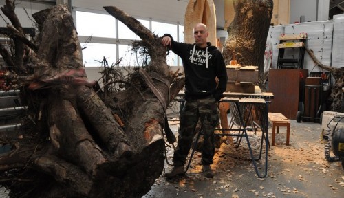 Beeldhouwer Jan-Carel Koster en de basis voor één van zijn ontwerpen: de wortel van een kastanjeboom CREDITS: Jan-Carel Koster