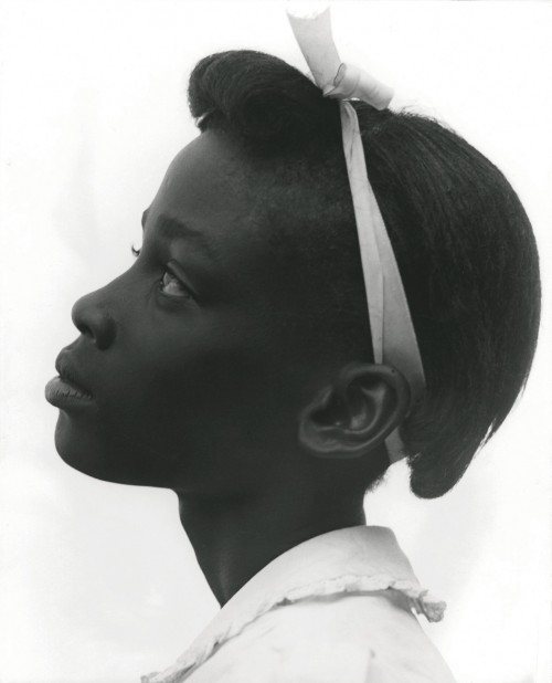 Consueolo Kanaga, Jeune fille de profil, 1948 © Consuelo Kanaga. Courtesy of Howard Greenberg Collection
