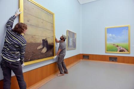 01 ‘Le modèle rouge III’ (1937) van René Magritte wordt teruggehangen in Museum Boijmans Van Beuningen. Rechts: ‘Au seuil de la liberté’ (1930) en ‘La jeunesse illustrée’ (1937). Foto: Kees Spruijt.