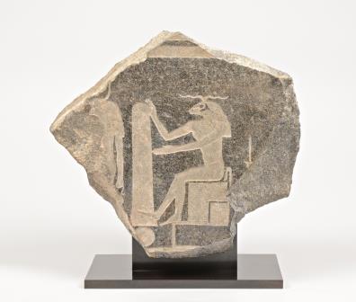 Reliëf met afbeelding Egyptische god Chnoem (hoogte: 32,5 cm., 4de eeuw v.Chr.)  Collectie en foto: Rijksmuseum van Oudheden