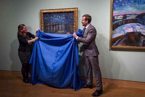 Axel Rüger (directeur Van Gogh Museum) en Maite van Dijk (conservator 'Munch : Van Gogh') onthullen 'Sterrennacht boven de Rhône' (Vincent van Gogh, 1888) en 'Sterrennacht' (Edvard Munch,1922), twee hoogtepunten uit de tentoonstelling 'Munch : Van Gogh' (Foto: Jan Kees Steenman)