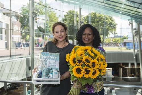 Milou Halbesma (sectormanager Publiekszaken Van Gogh Museum) overhandigt een boeket zonnebloemen aan Jennifer Noble uit de Verenigde Staten, de miljoenste bezoeker van het Van Gogh Museum CREDITS: Van Gogh Museum